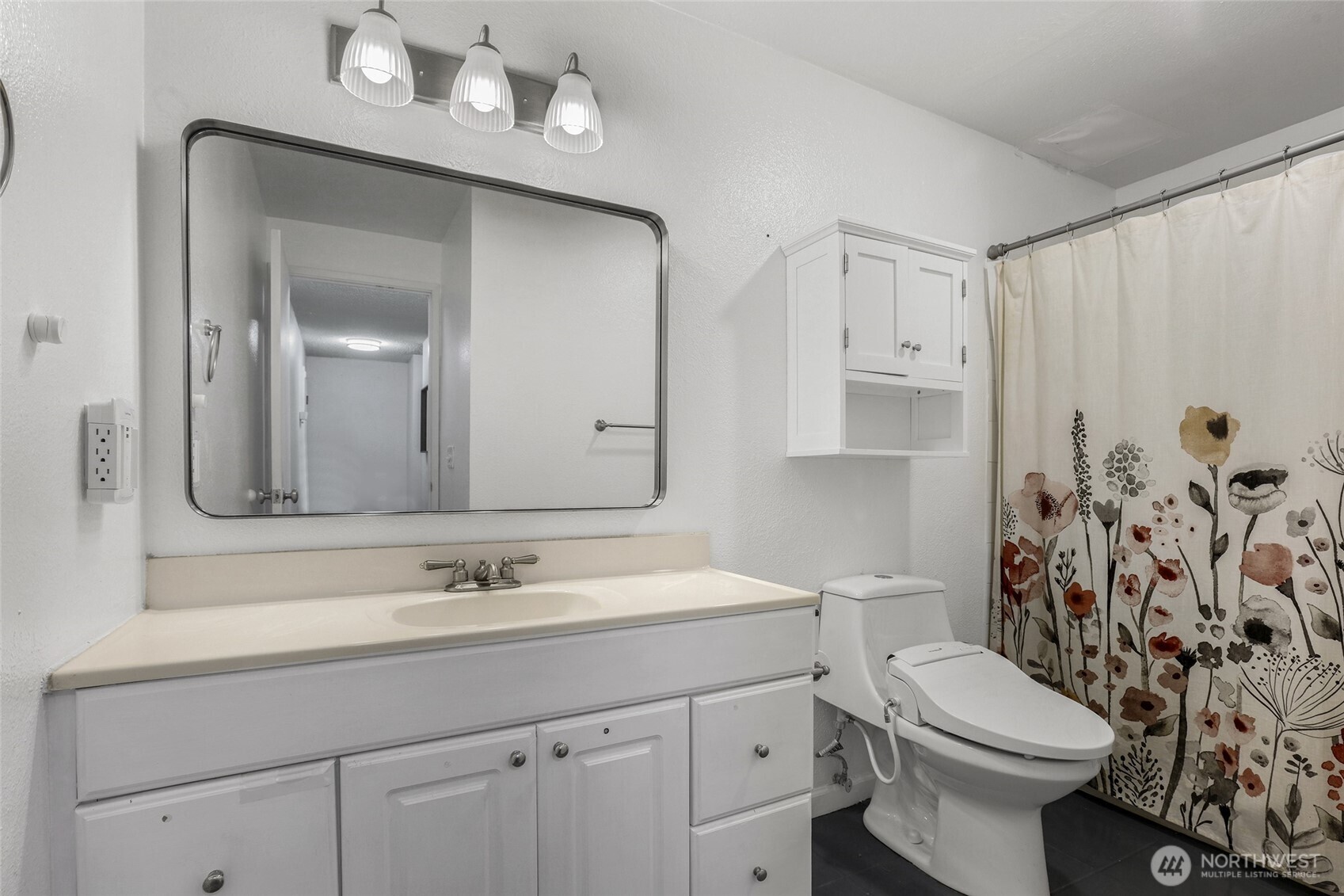 Full hall bath