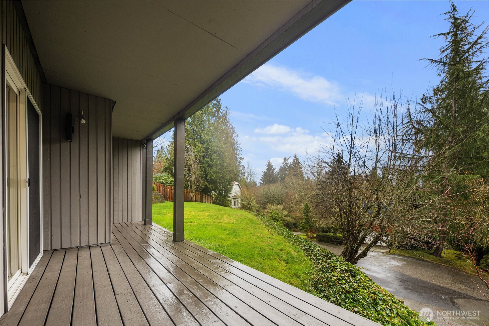 This above garage private annex has a seperate server room, A/C and wonderful Eassterly views. Perfect for work from home, yoga studio or paint studio.