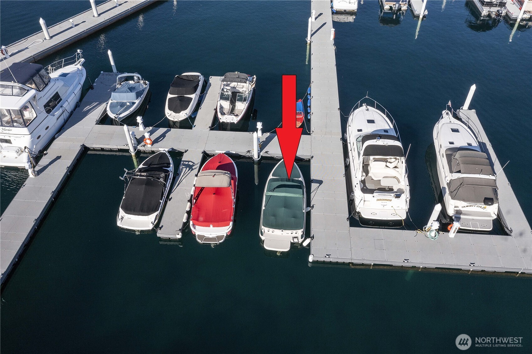 7' wide walkways on the bow and starboard sides make for easier loading and unloading than most slips which only have 4' side width.