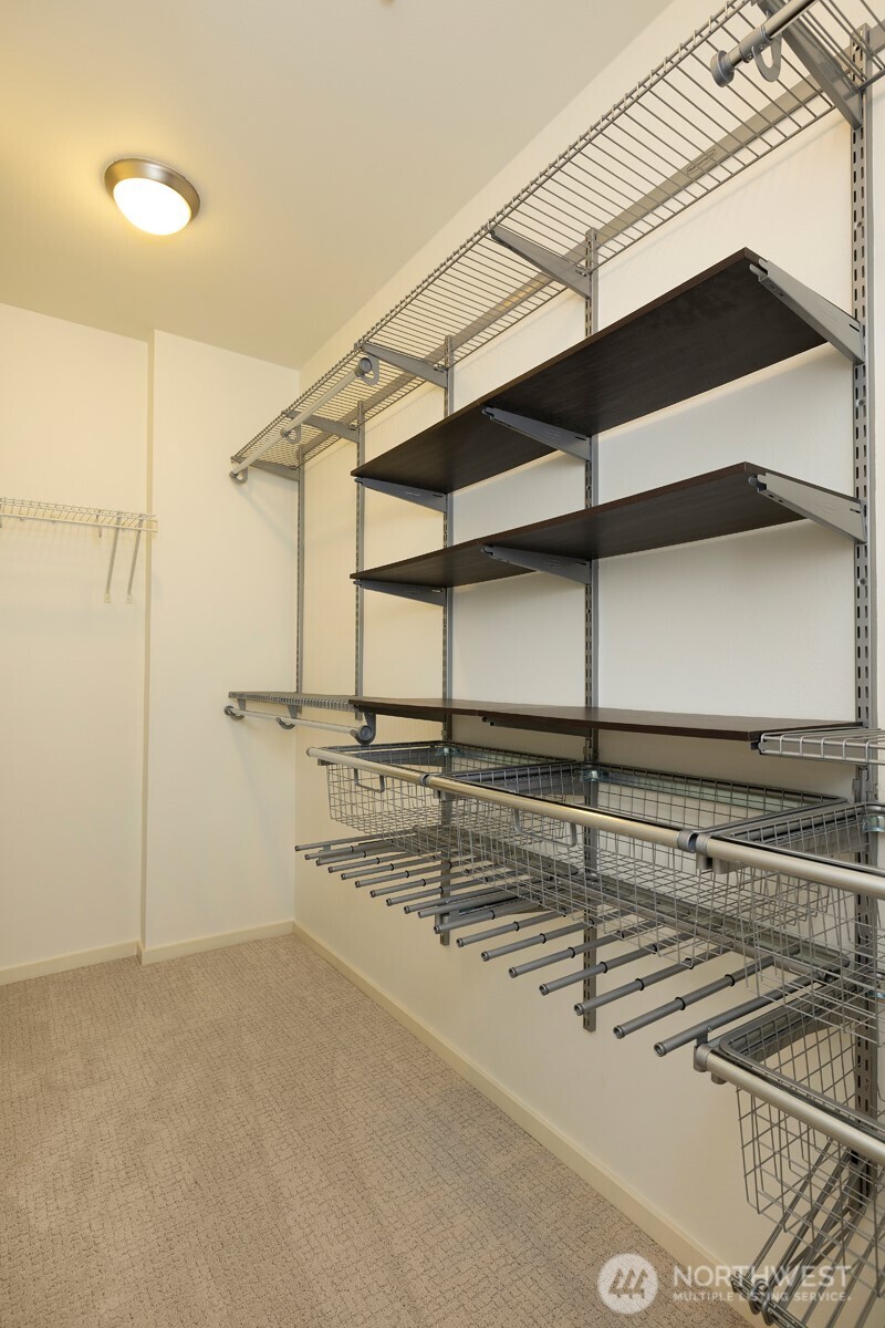 Primary bedroom w/xtra large walk-in closet.