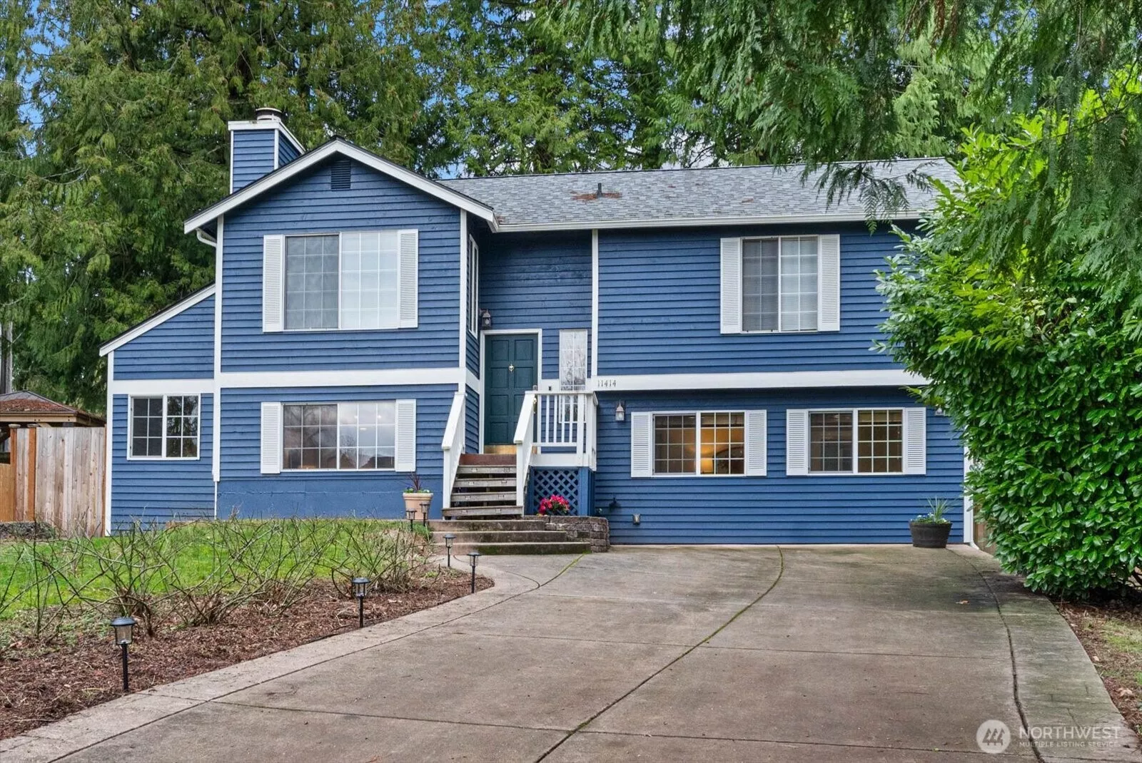 Welcome to this charming Juanita home on a quite cul-de-sac just steps from McAuliffe Park!
