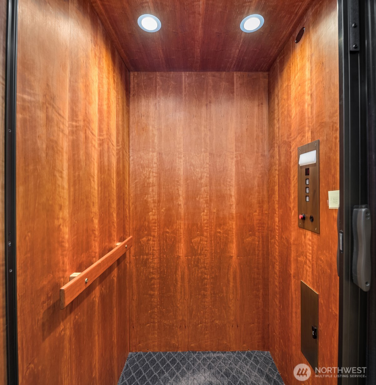 Elevator services all floors