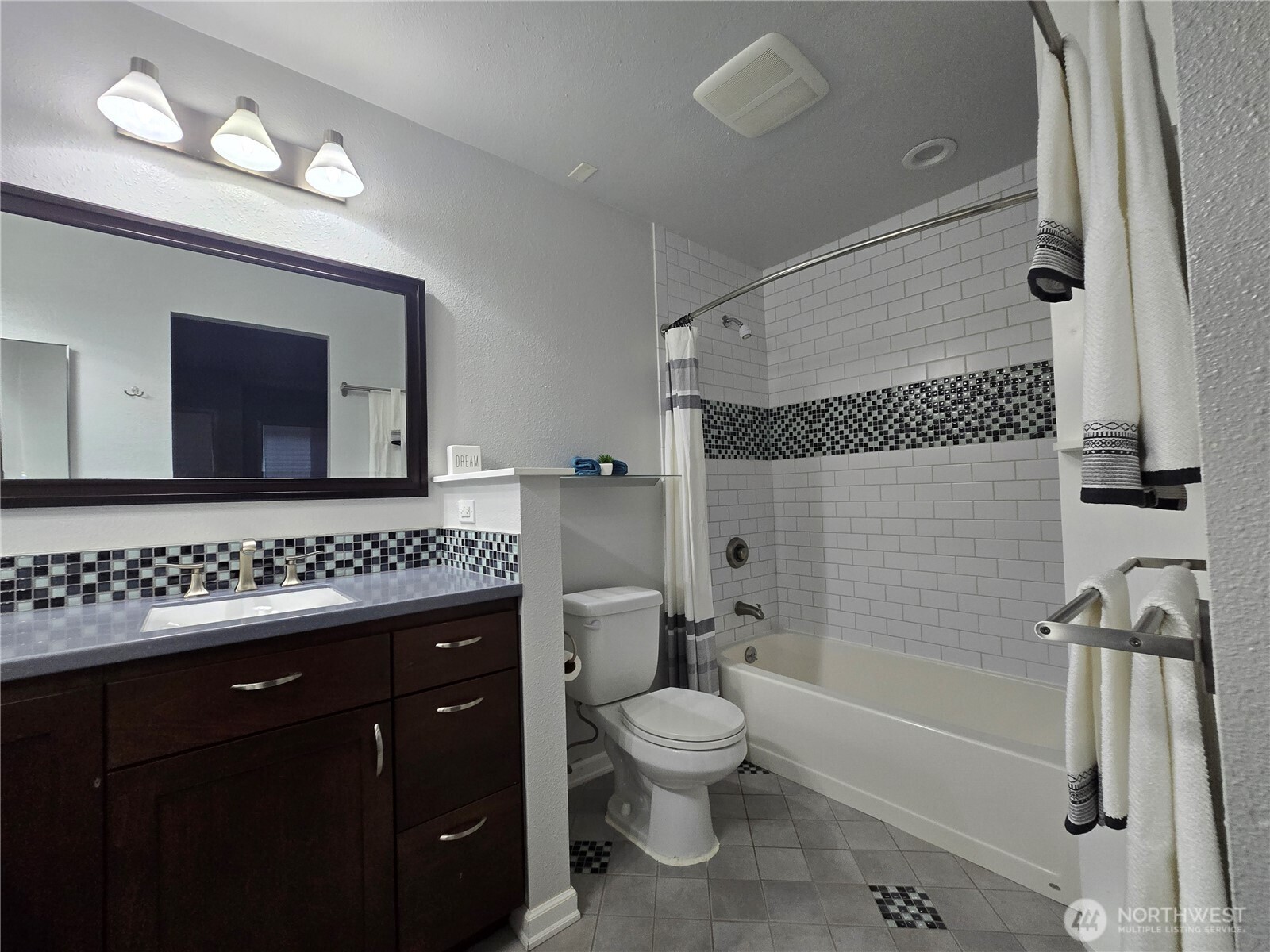 entry to attached bath from primary bedroom