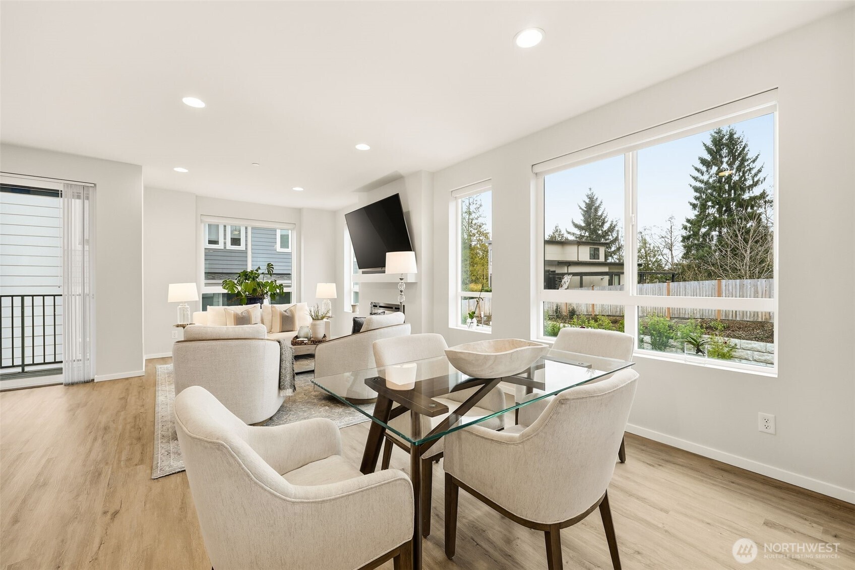 Main-level bedroom + ¾ bath = ideal for guests, multigenerational living, or a private office setup.