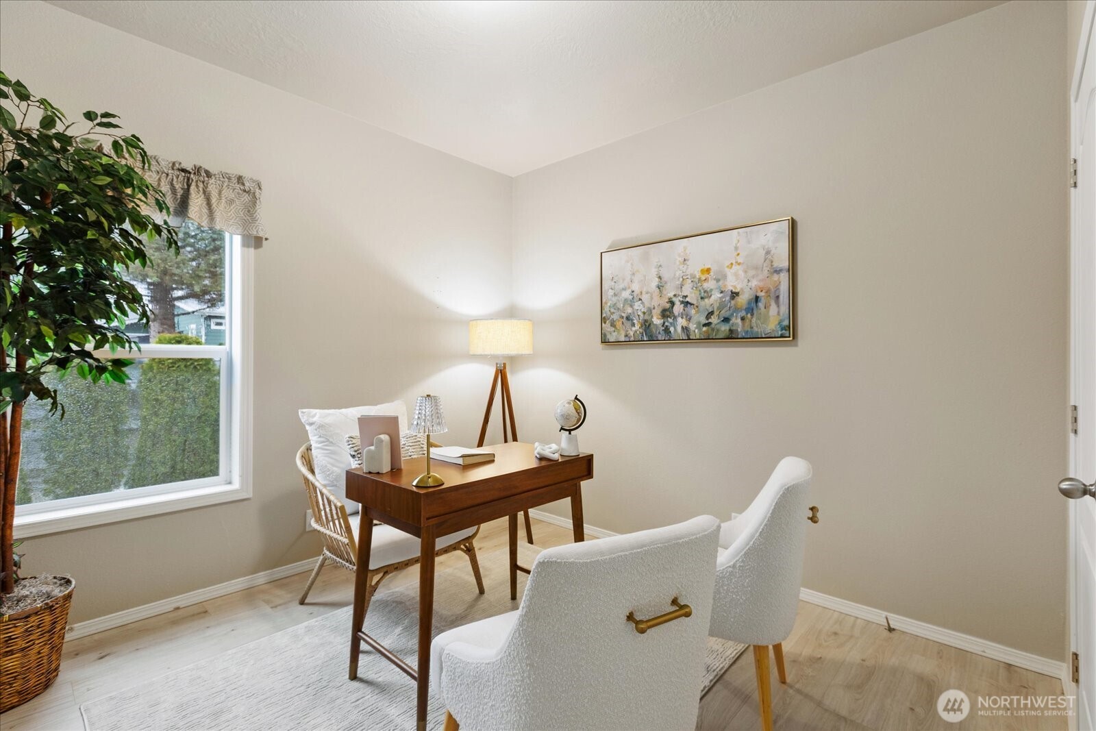 One of the 2 guest rooms.