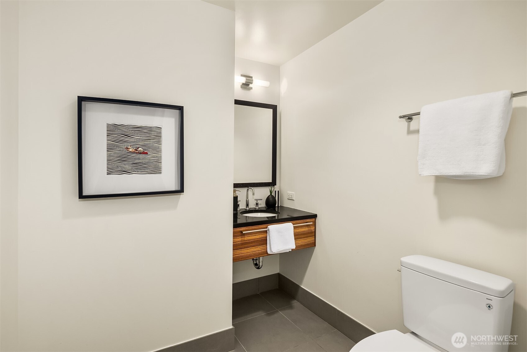 Large 1/2 bath off entry