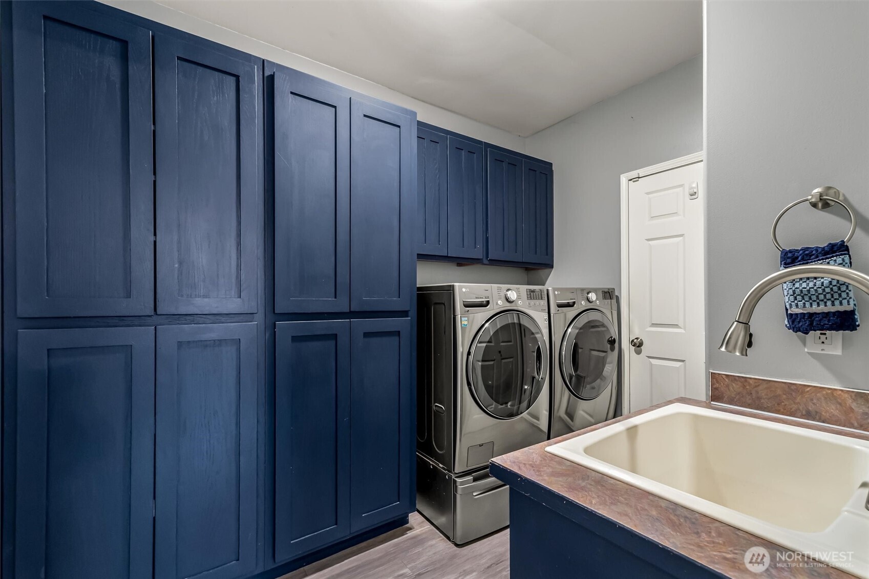 Nice sized kitchen nook off the deck.