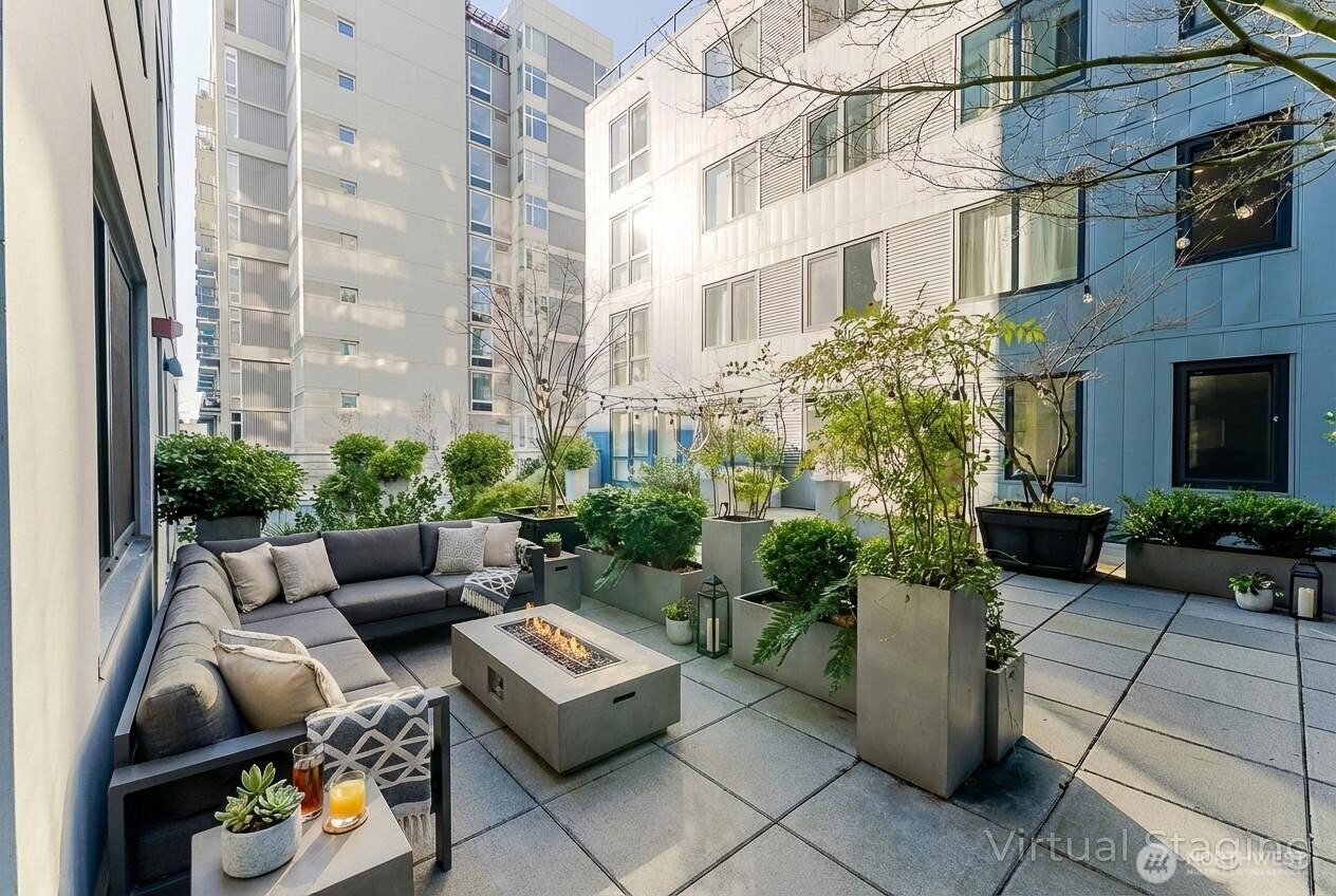 Large patio space for entertaining. (virtually staged)