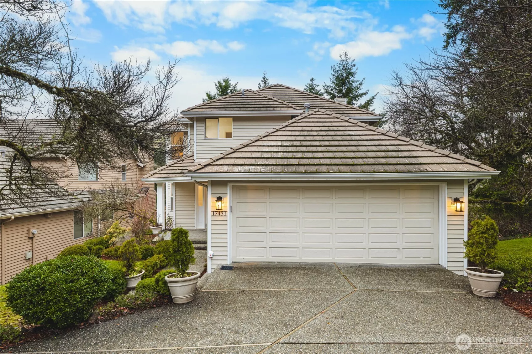 Stunning front view of this Redmond gem!