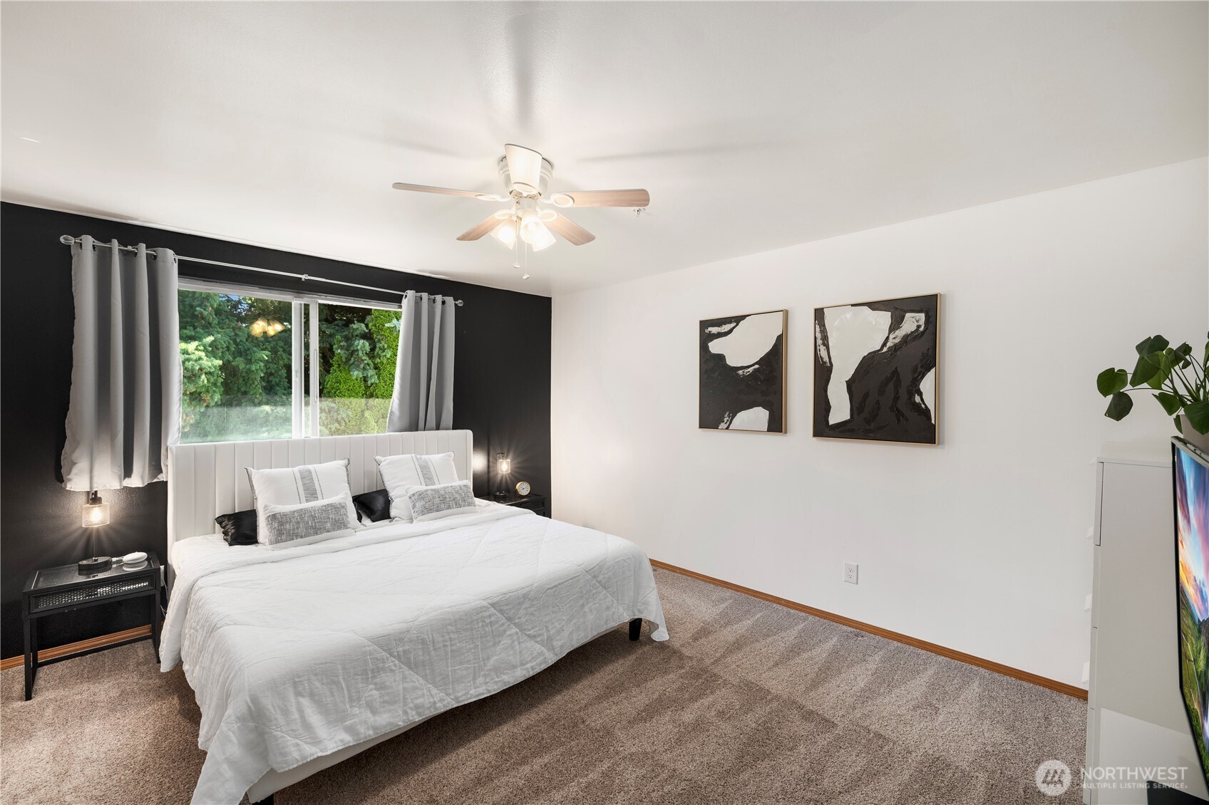 Large Master with alot of natural light.