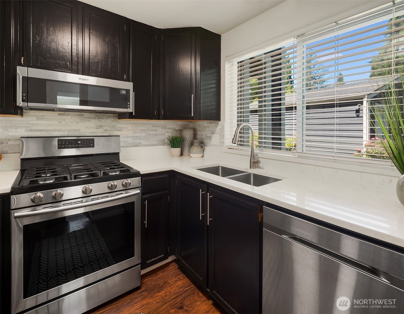 Gas cooktop for easy cooking.