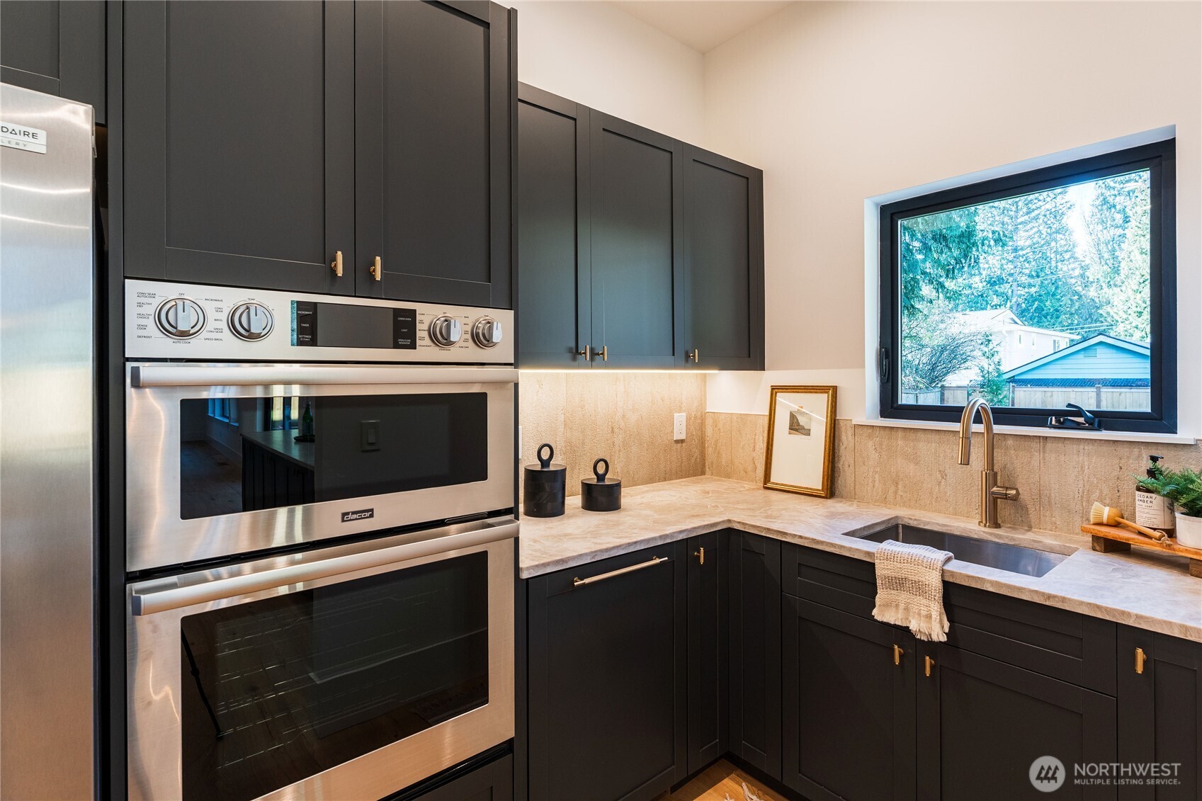 Fully  equipped secondary kitchen