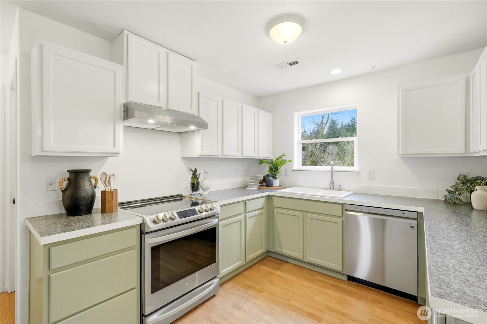 High-end induction cooktop and newer appliances