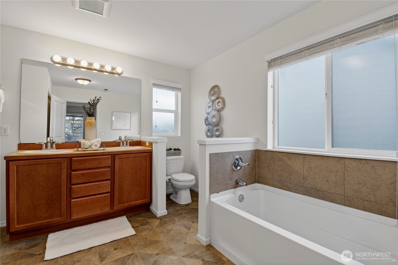 Spa Bath w/Soaking Tub