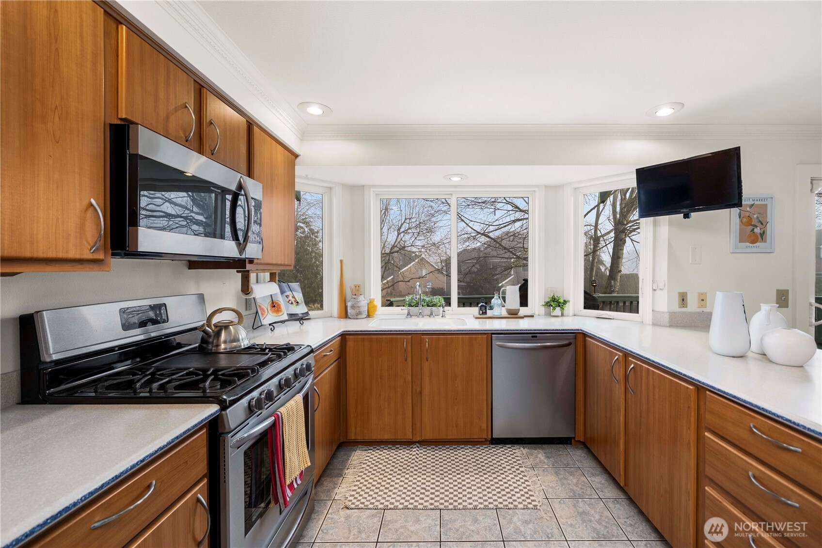 Corian, Tile, All Stainless Steel Frigidaire Gallery Appliances (Gas Range with Griddle), Soft Close Cabs, Breakfast Bar, Pantry…