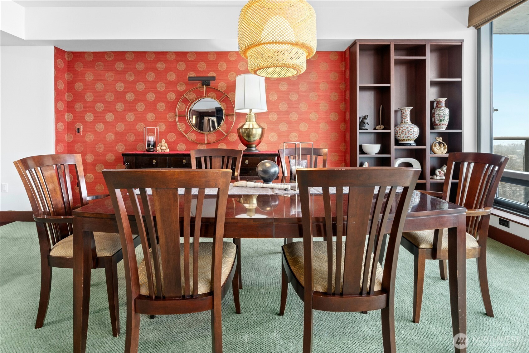 Large dining space, perfect for entertaining.