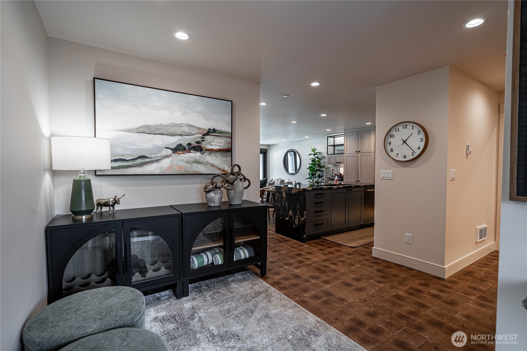 Gracious entry area in this beautiful fully-furnished vacation condo.