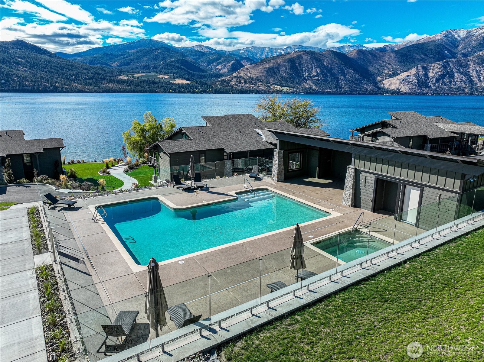 Yacinde pool and hot tub with poolhouse