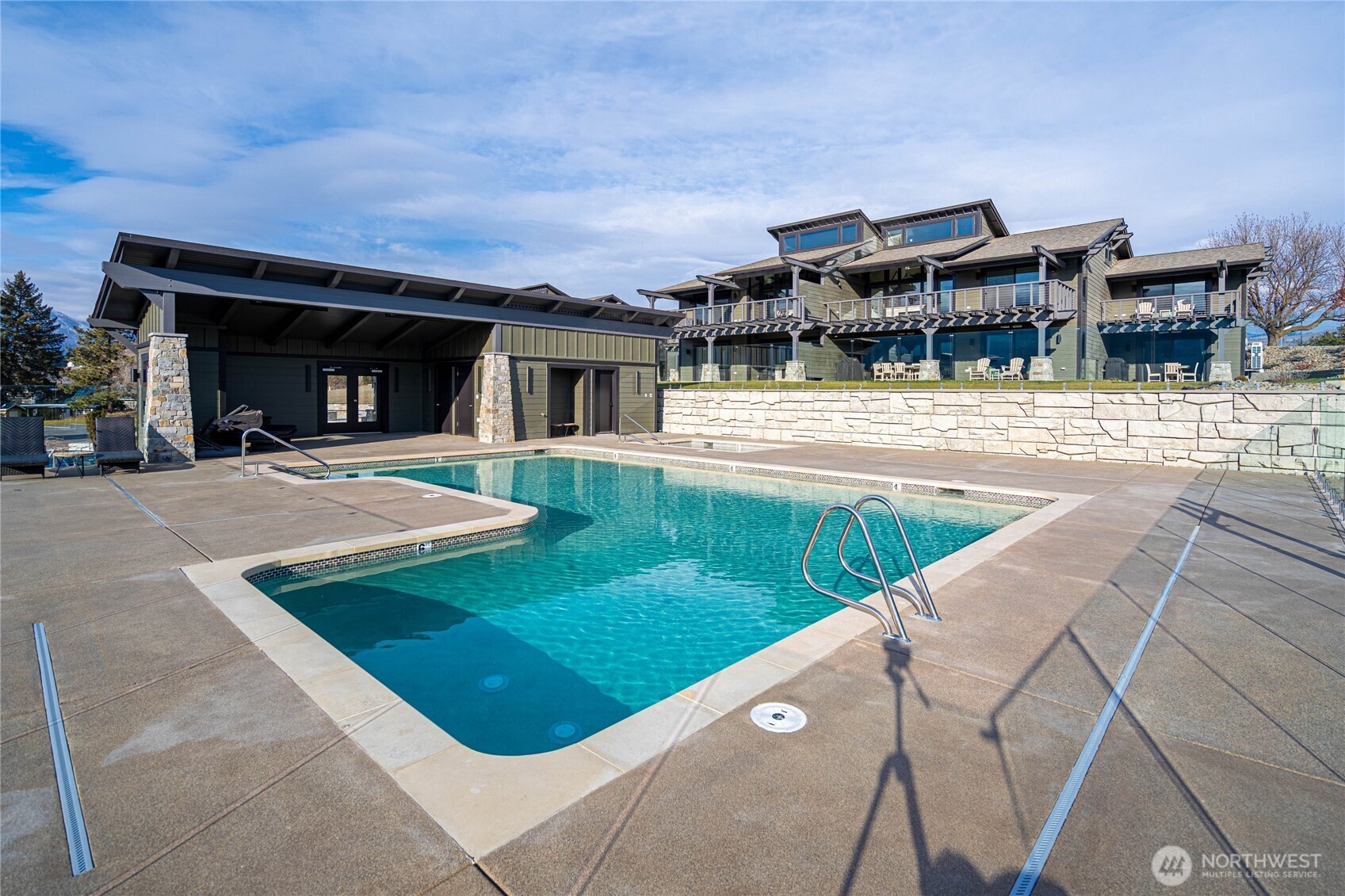 Yacinde pool and Yacinde F3 overlooking the pool