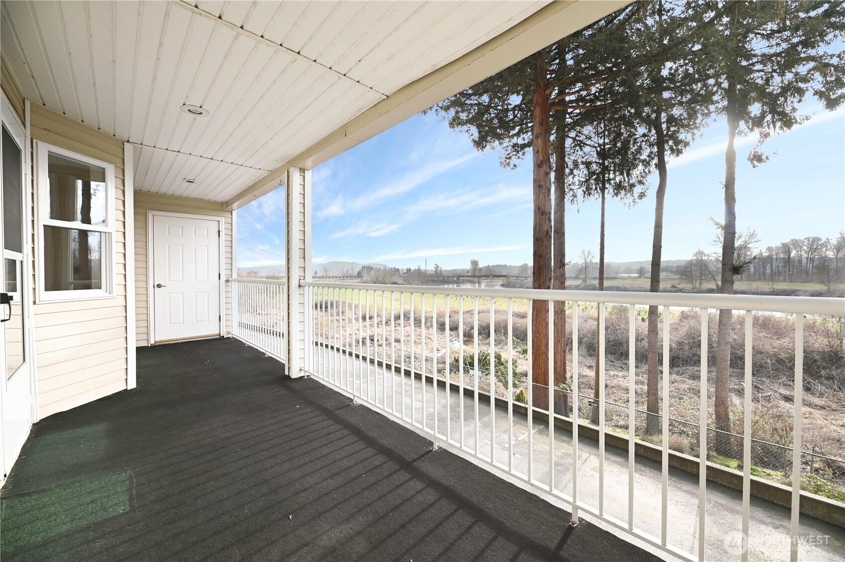 Full Length Outdoor Area