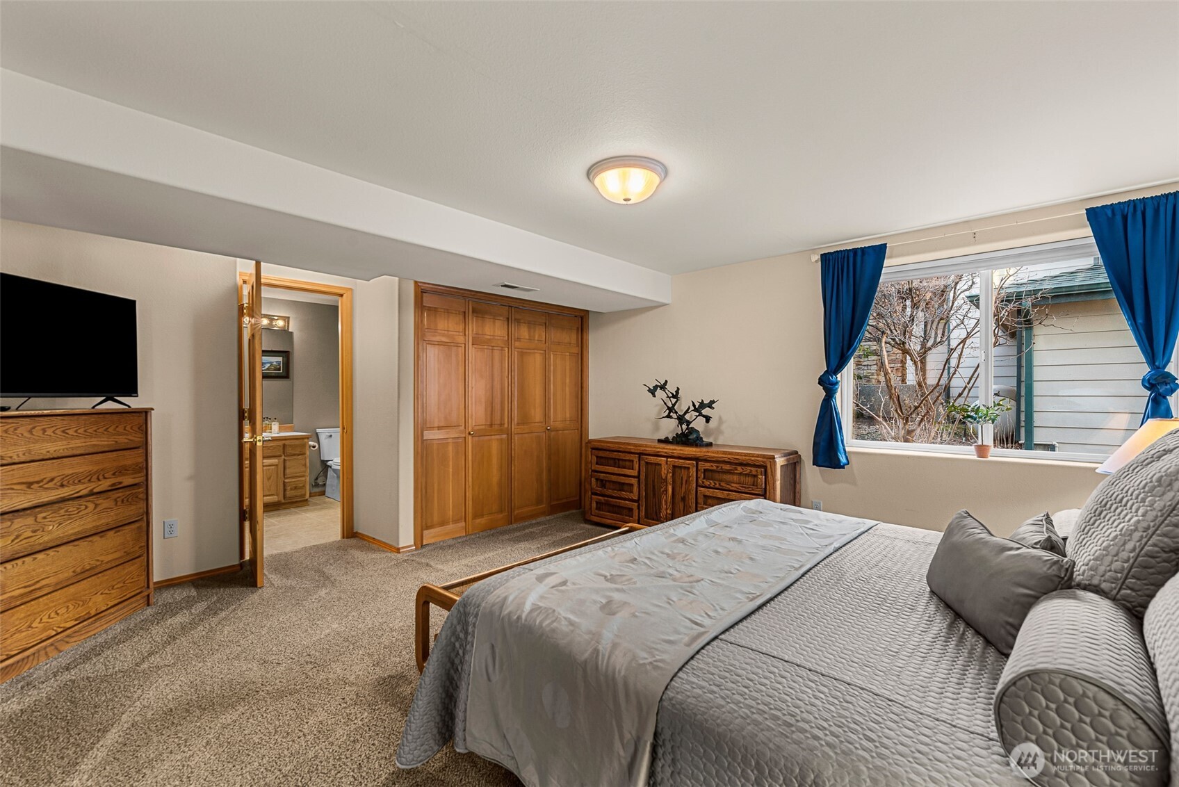 Lower level primary  with "En suite"