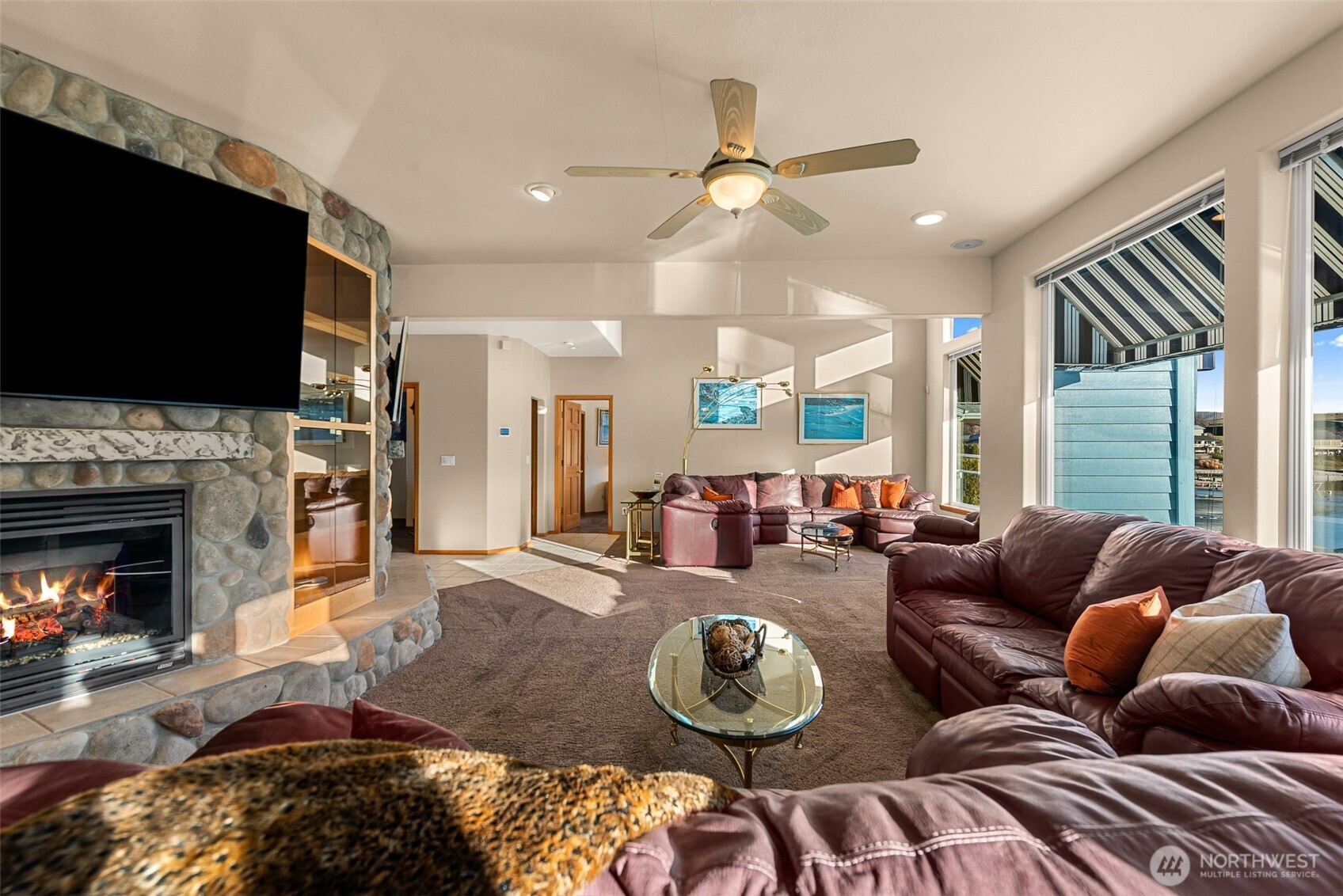 Everyone can be cozy with two fireplaces