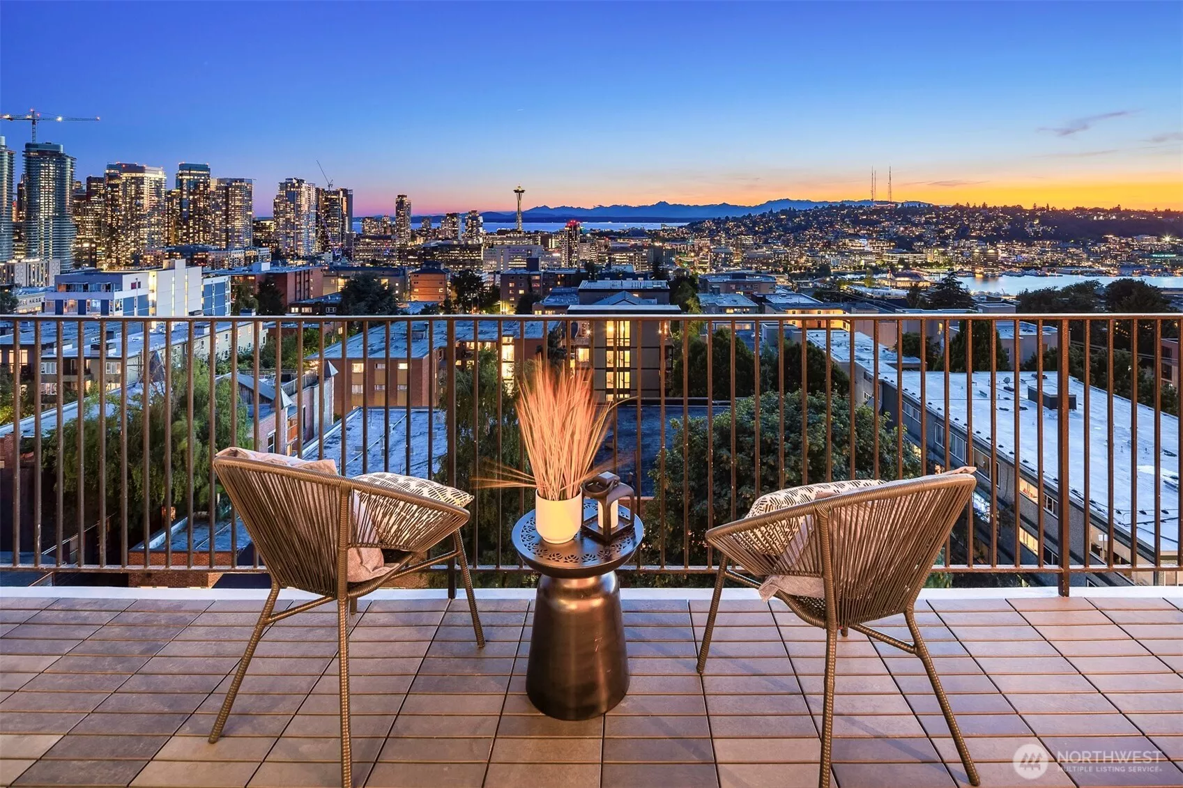 Iconic views await you at The Lamplighter—an enduring mid-century gem in one of Seattle’s most dynamic and historic neighborhoods.