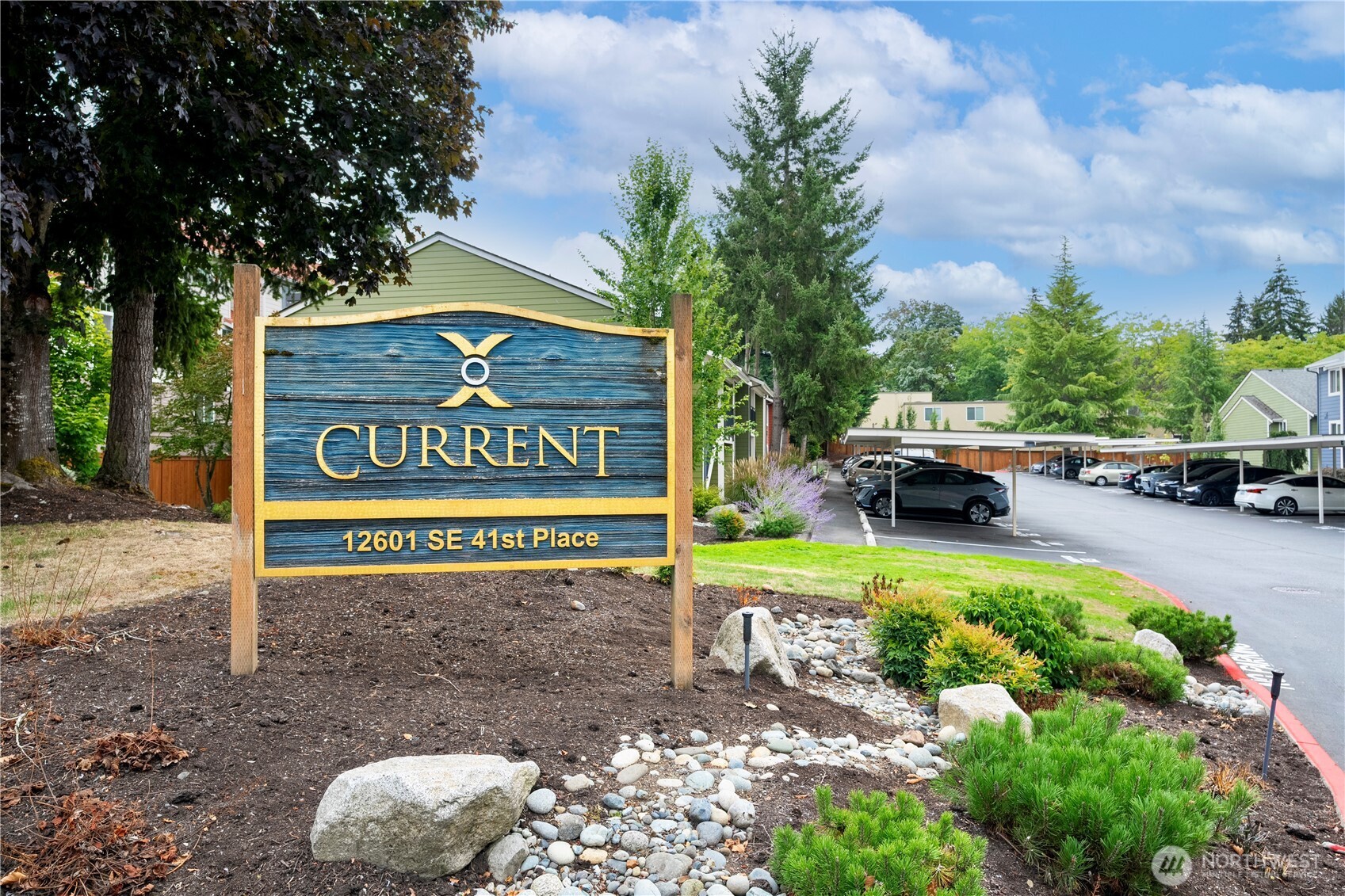 Well-maintained community conveniently located just across from Factoria Mall.