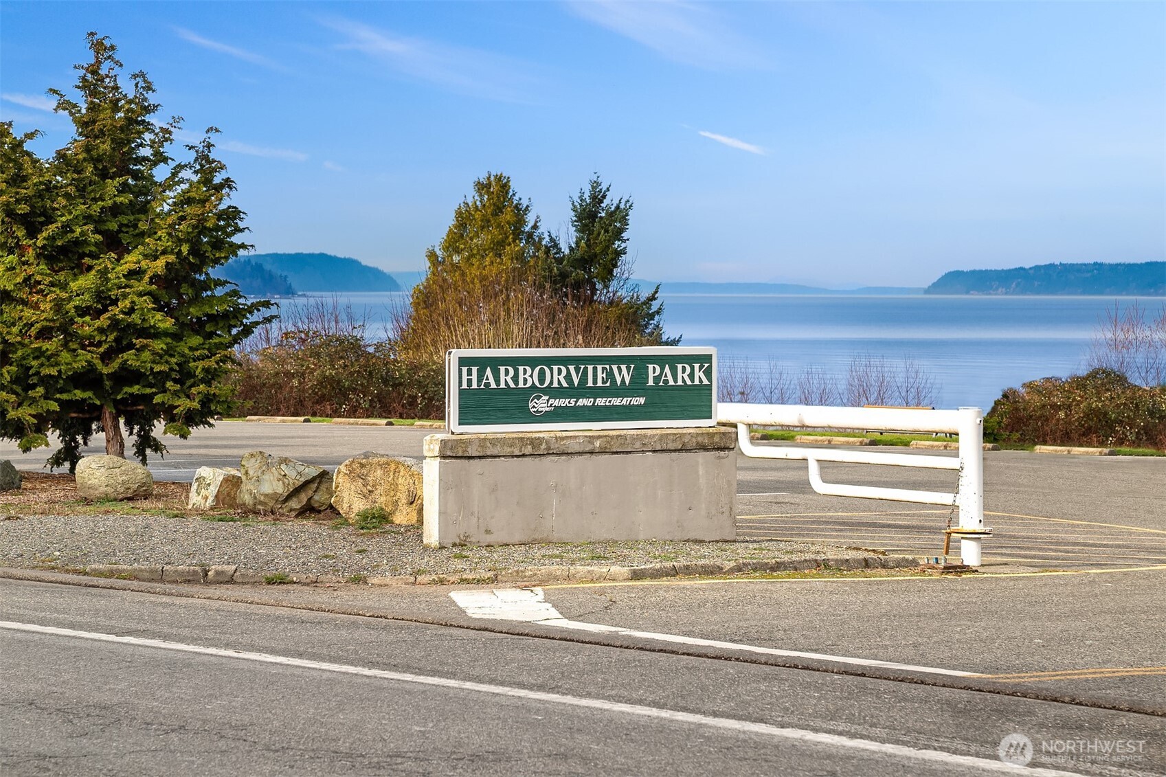 Ideally located, short walk from Harborview Park.