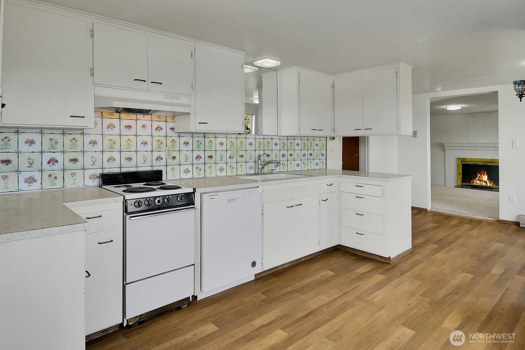 There's a lot of space in this retro kitchen!