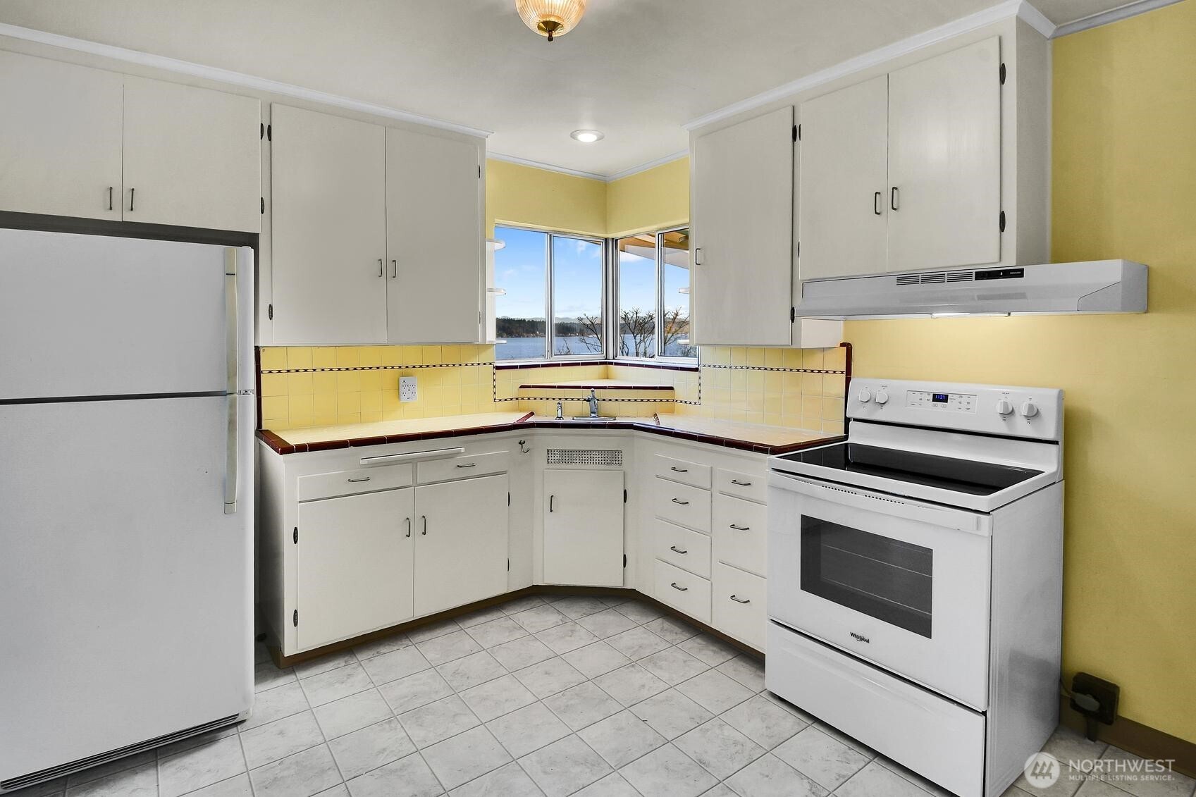 Doing dishes has never been more enjoyable! The vintage countertop tile is in great condition.