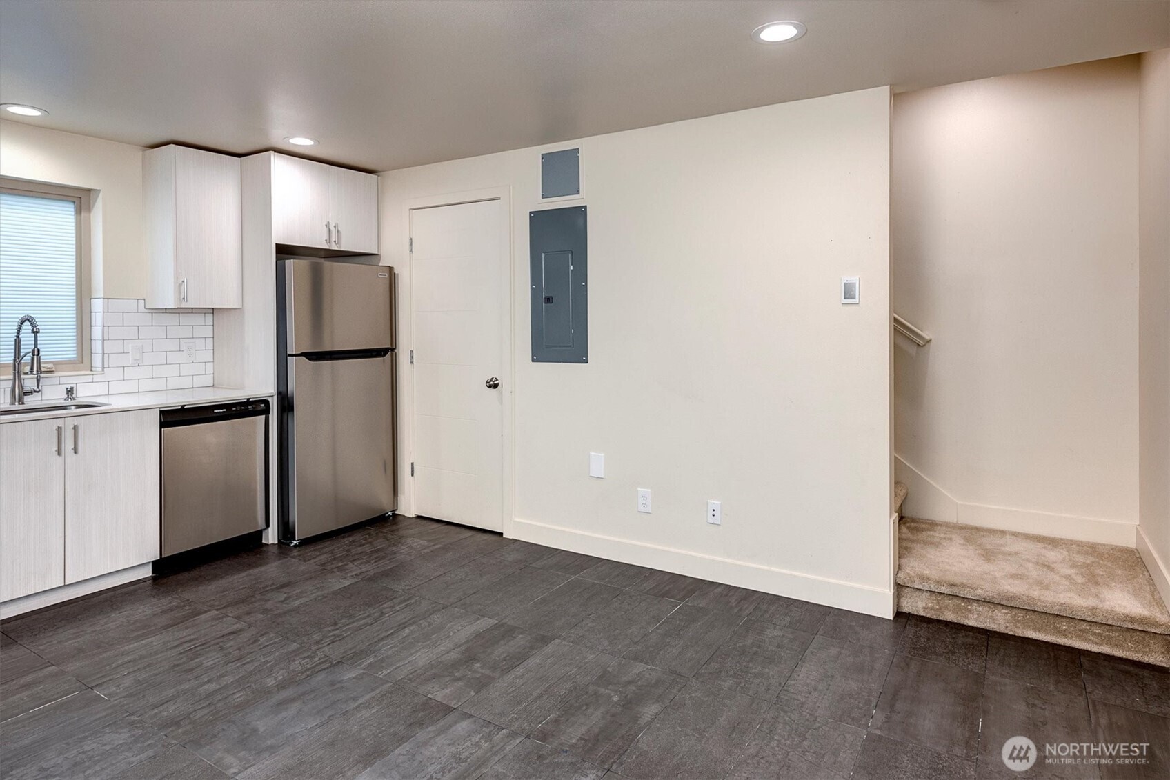 Photos of a different unit in the complex.