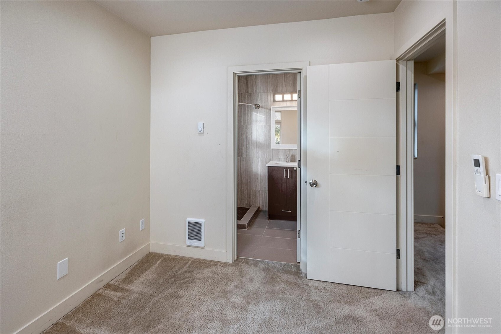 Photos of a different unit in the complex.