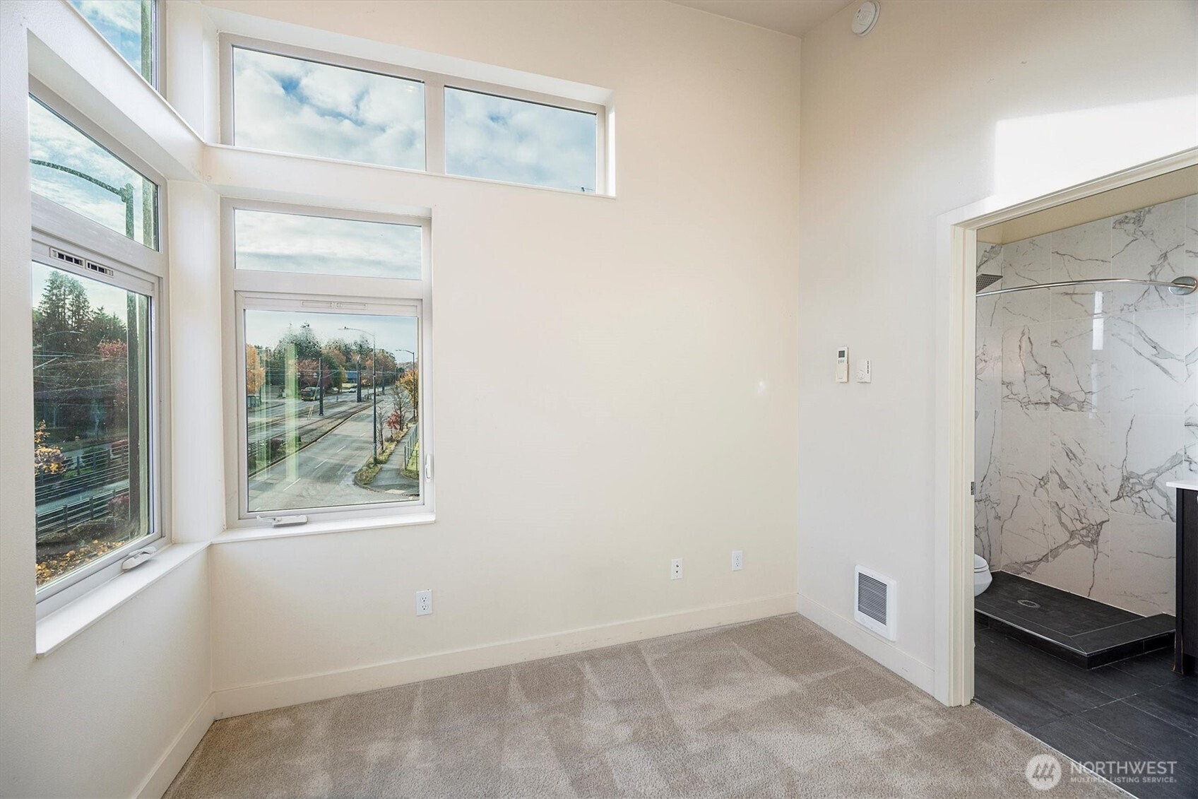 Photos of a different unit in the complex.