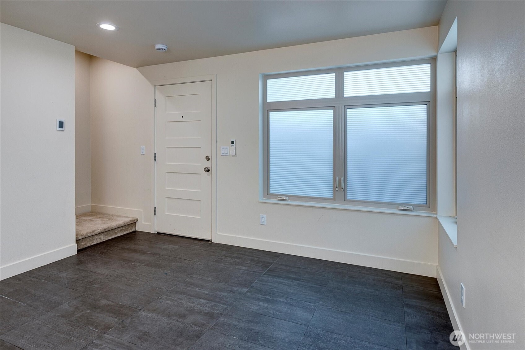 Photos of a different unit in the complex.