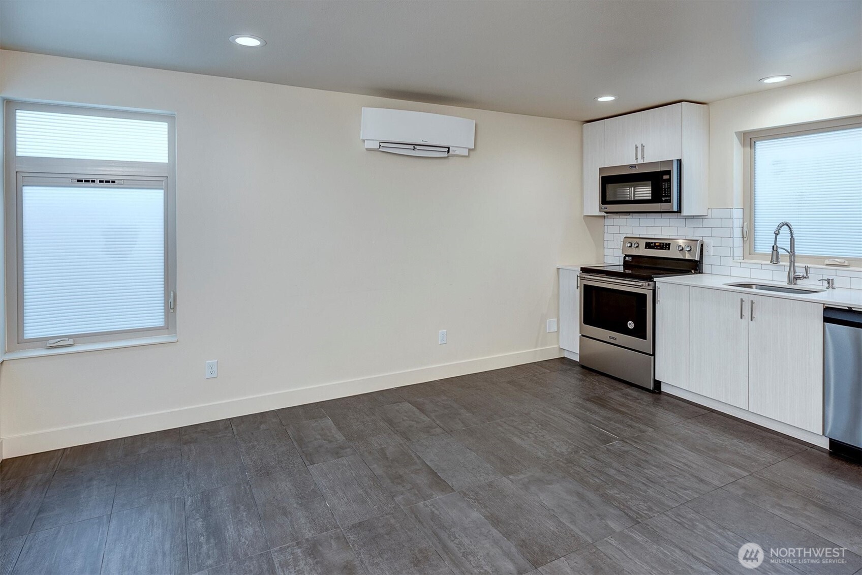 Photos of a different unit in the complex.