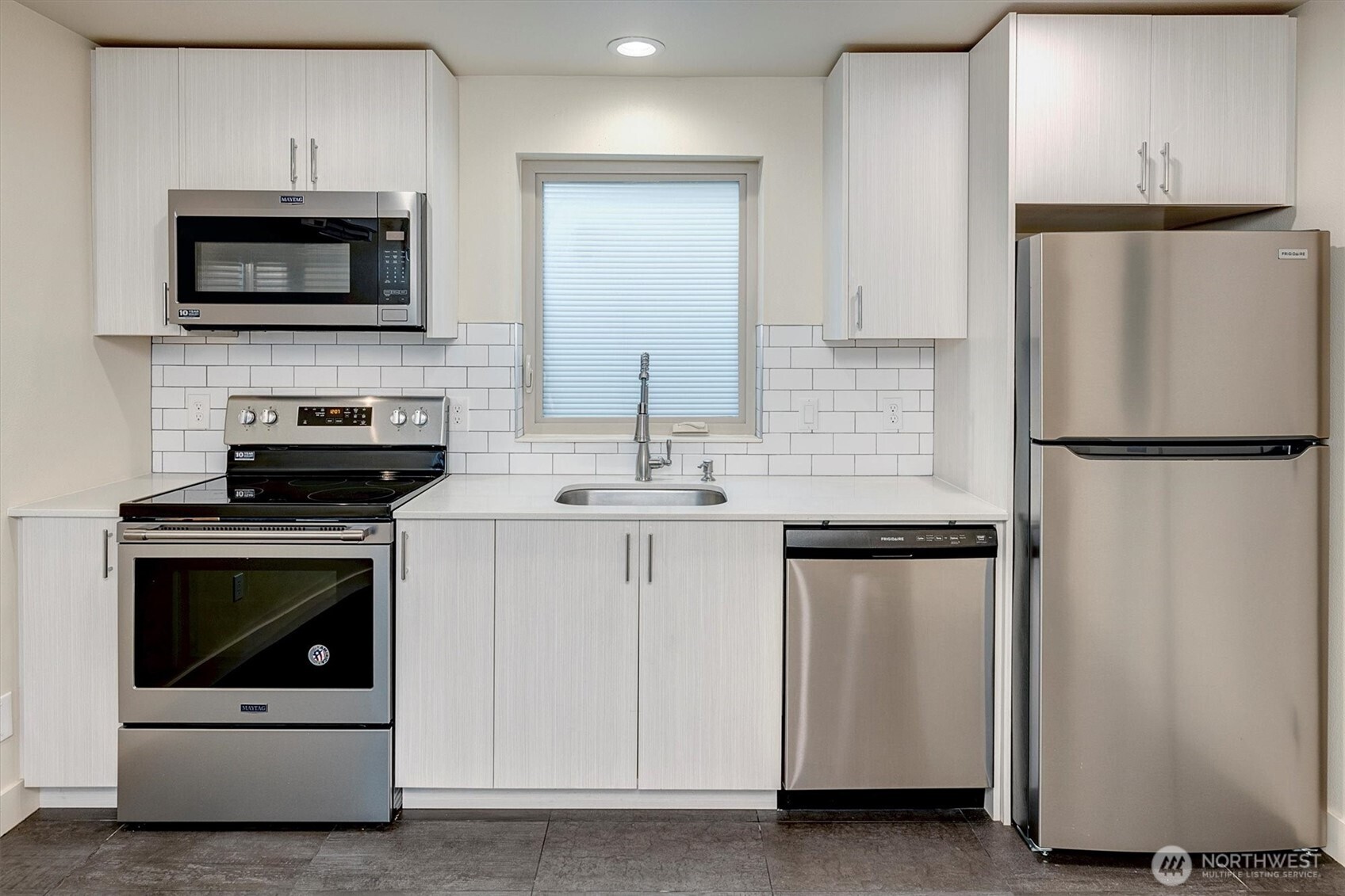 Photos of a different unit in the complex.
