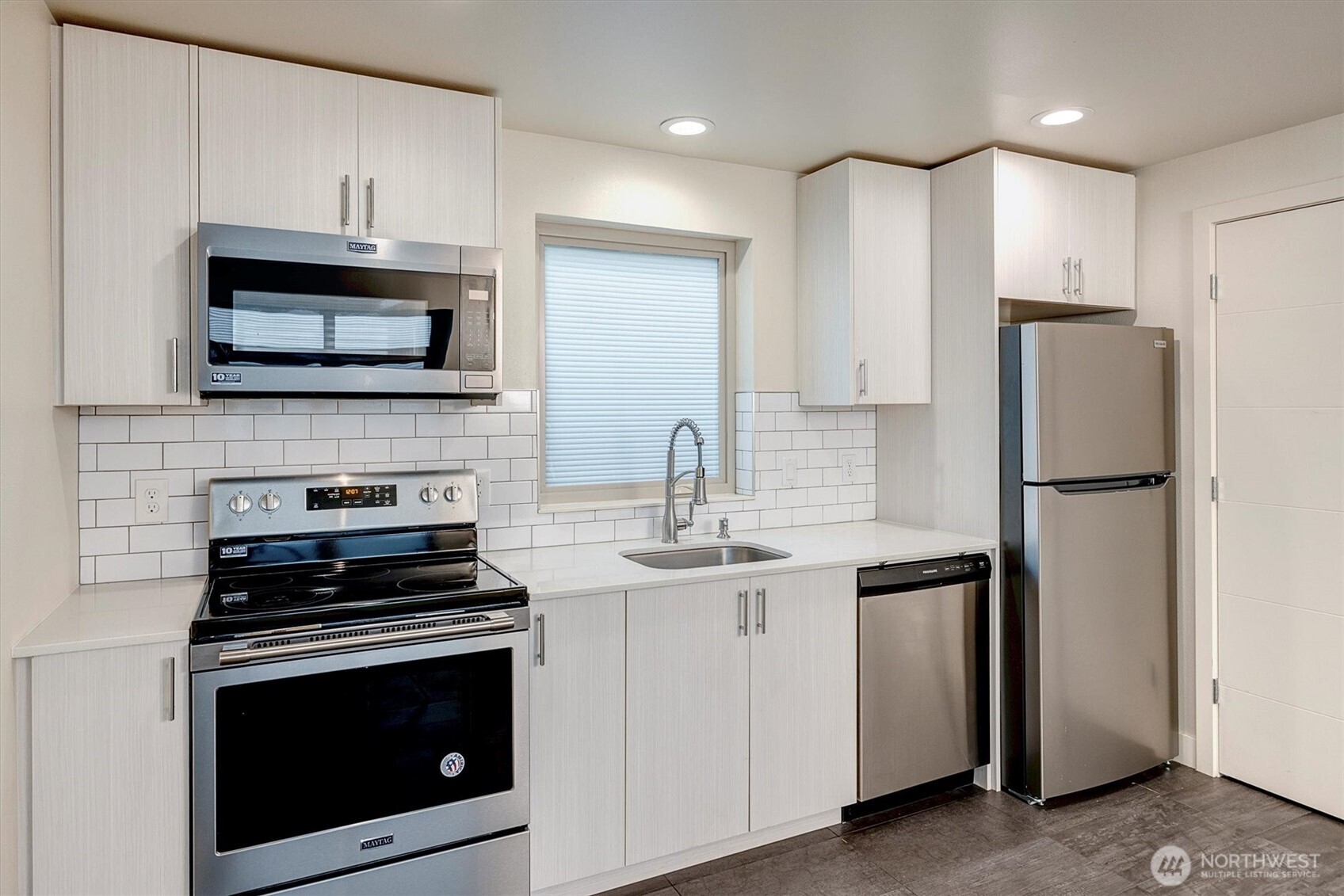 Photos of a different unit in the complex.
