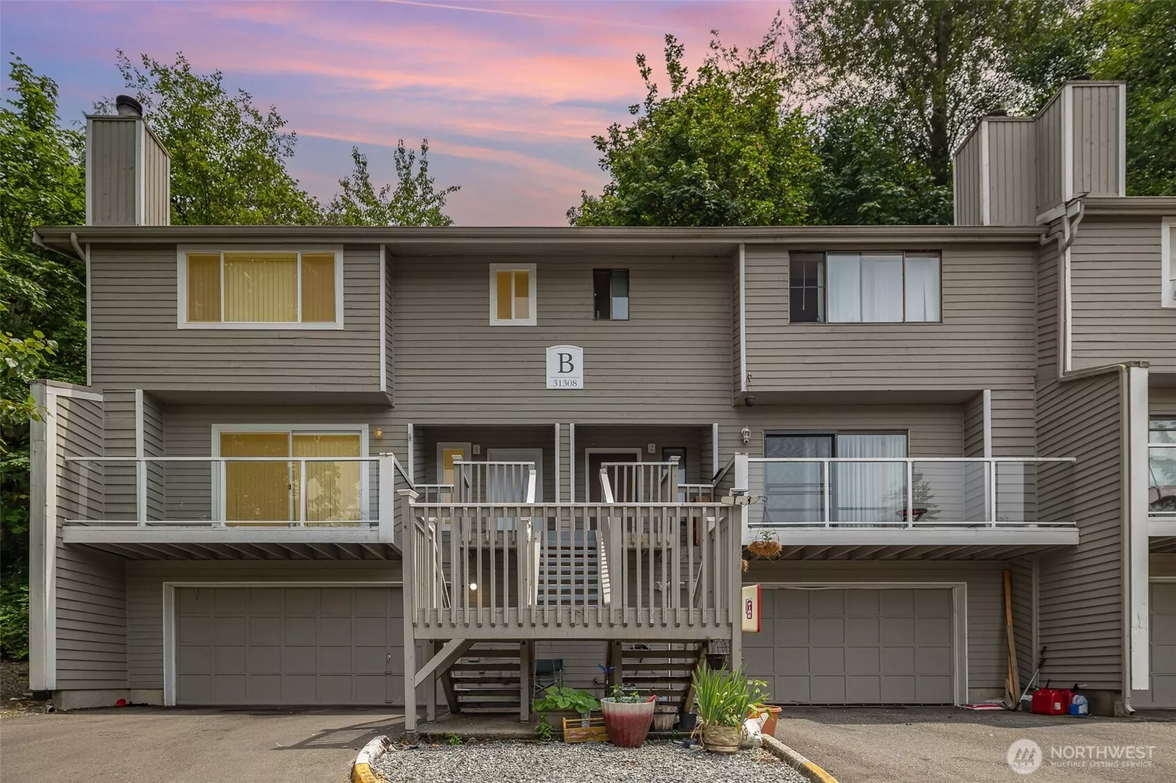 Welcome to this incredible end unit condo located in Lea Hill!
