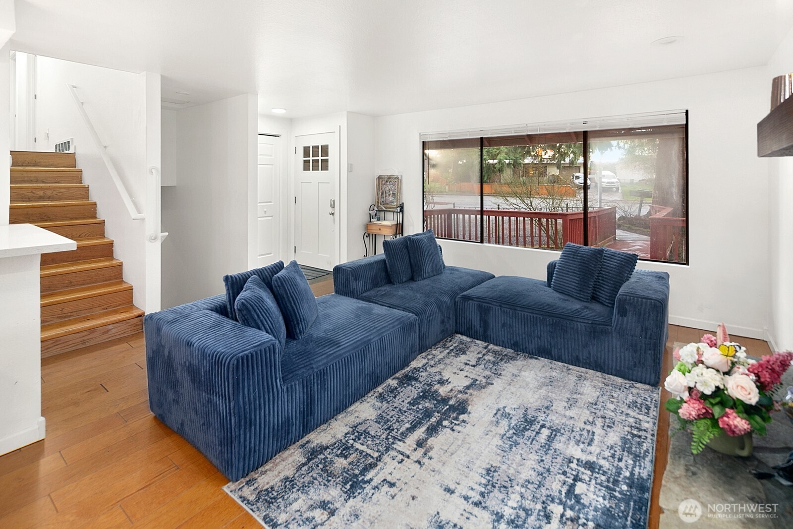 Livingroom and entryway