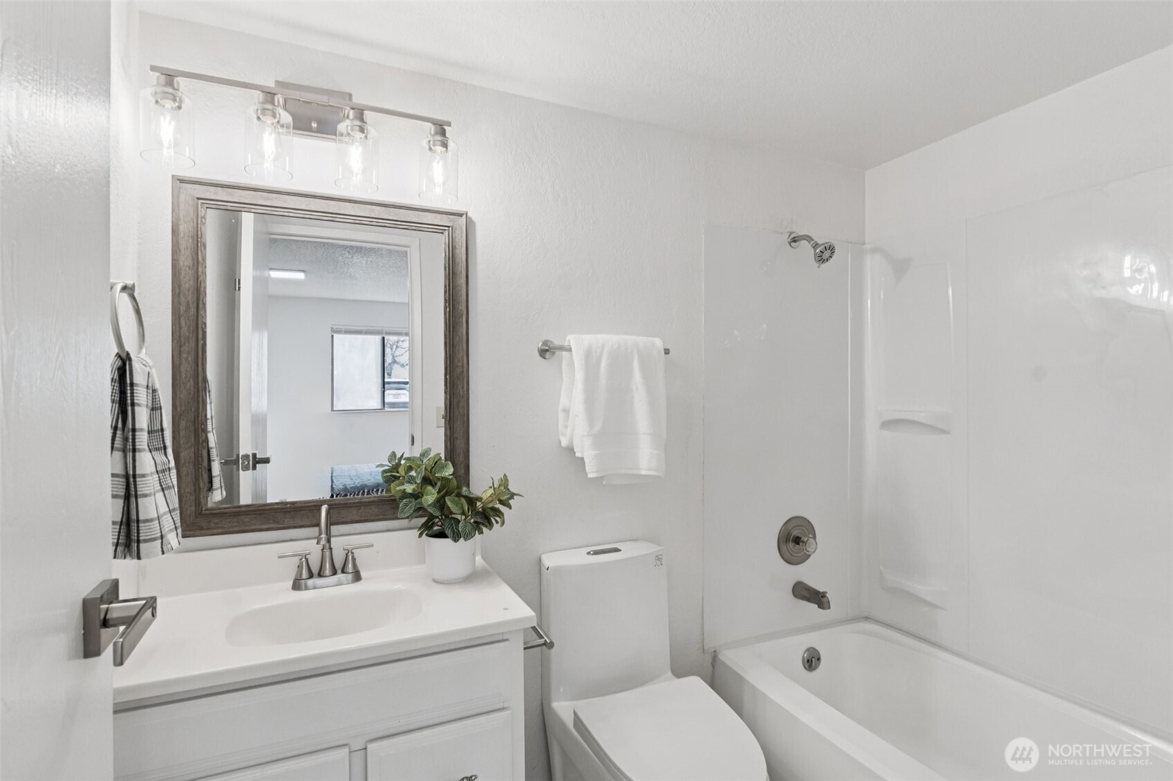 3rd bedroom or office space