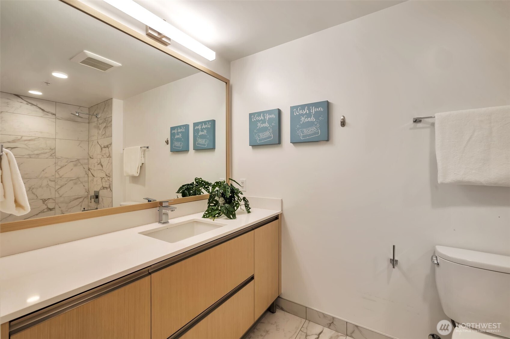 2nd full bathroom on hallway