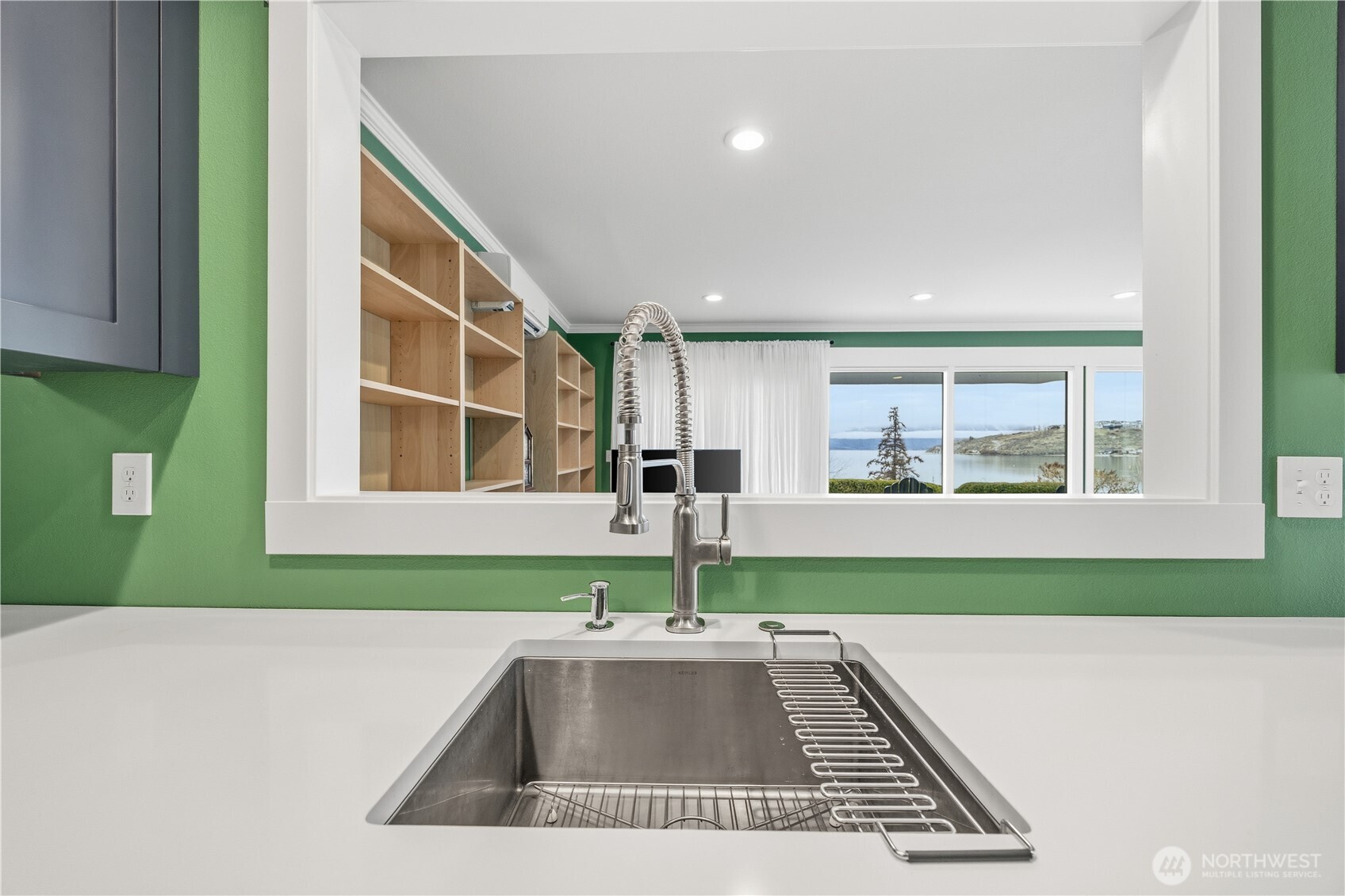 Especially when you're working in the kitchen, your view is most important...and here it is!