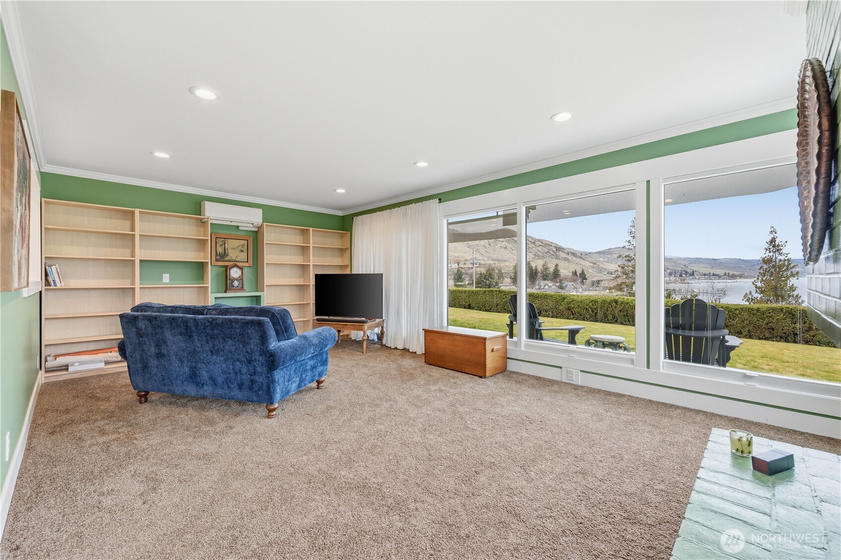 Views, views, views.....we love that Lake and here is where you can have your Lake and never have to leave the comfort of home.