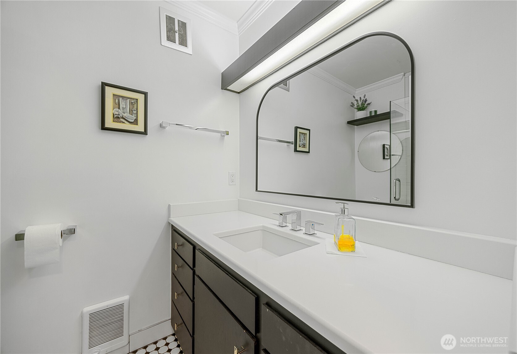 This is the rest of the guest restroom....