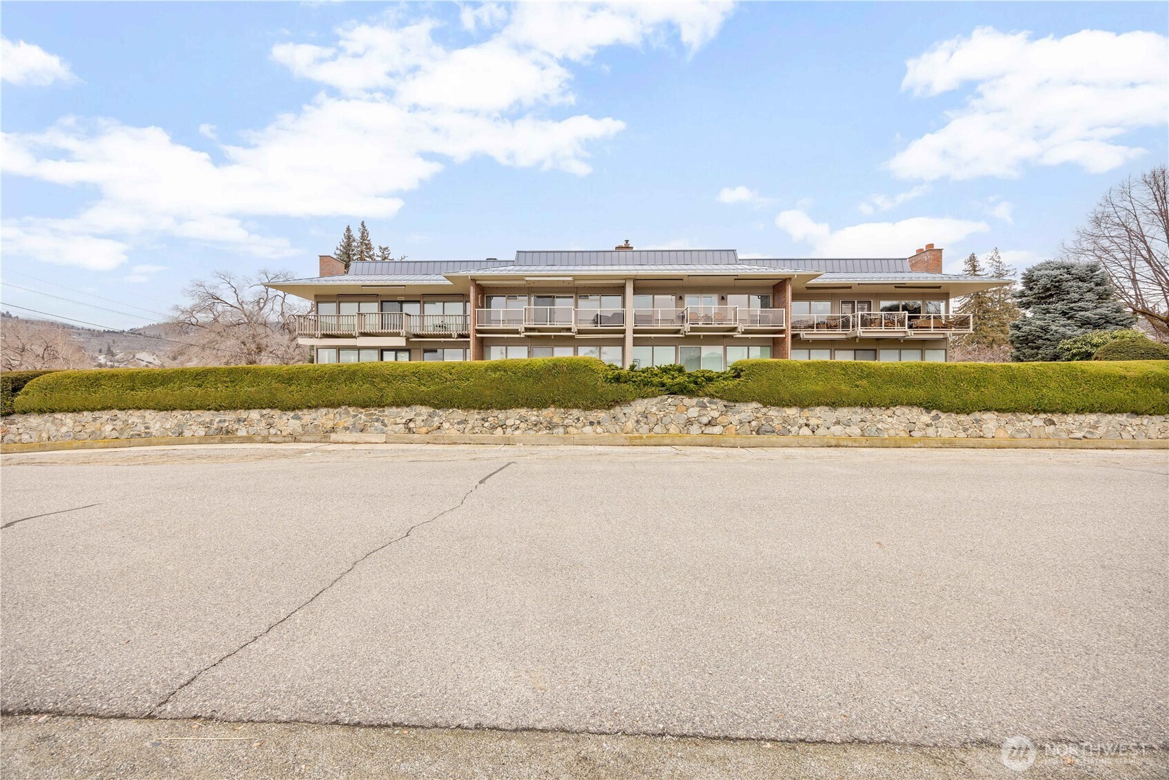 Complex over looks Pingree Park with an unobstructed view of Lake Chelan from all units.