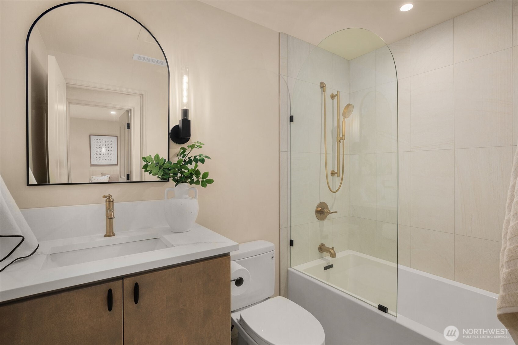 Stylish bathroom with a tub