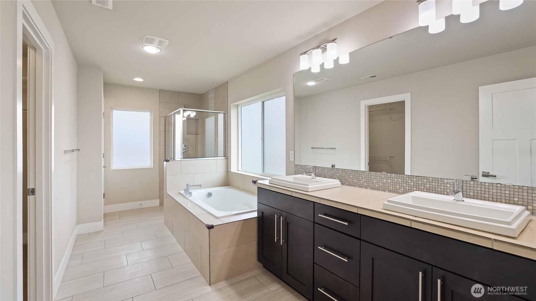 bath (main bedroom)