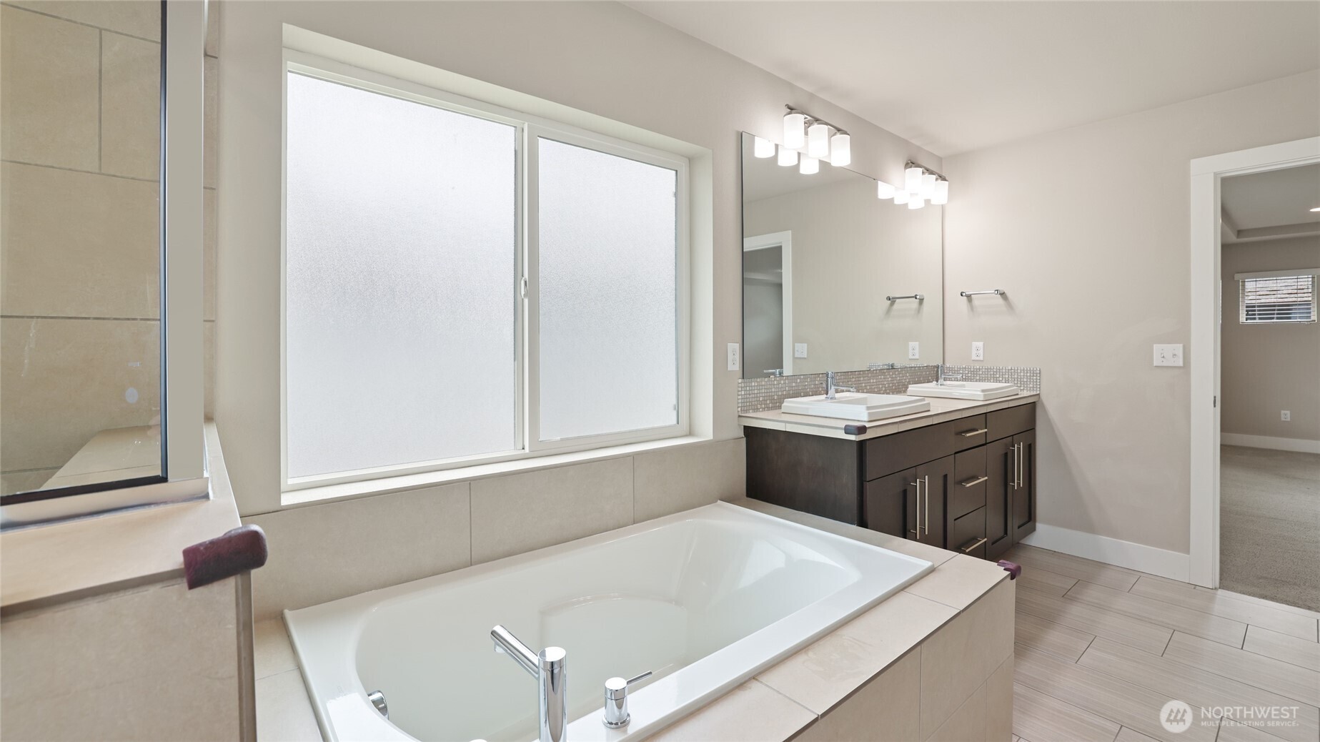 bath (main bedroom)
