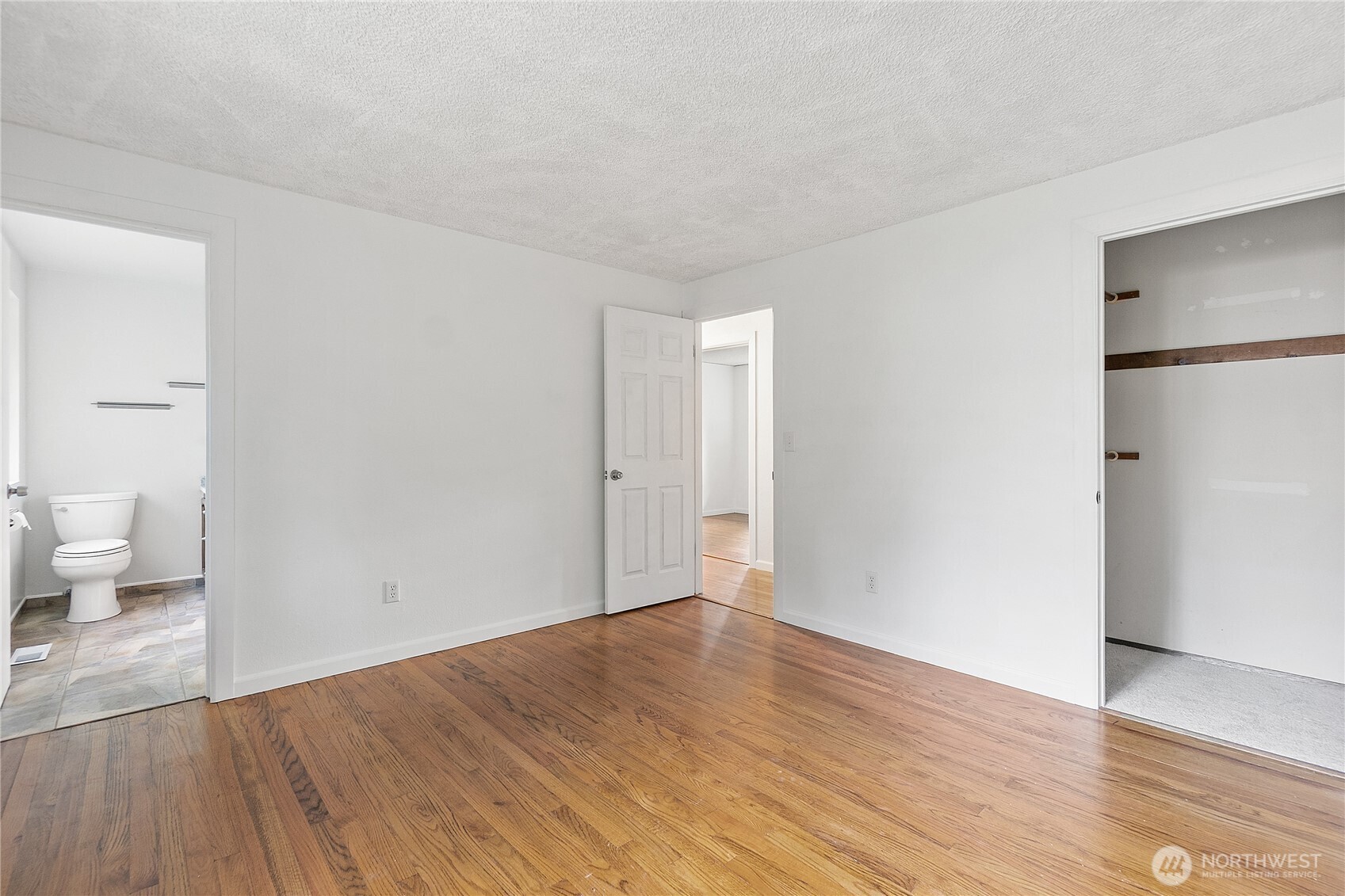 Primary bedroom with ensuite & walk-in closet